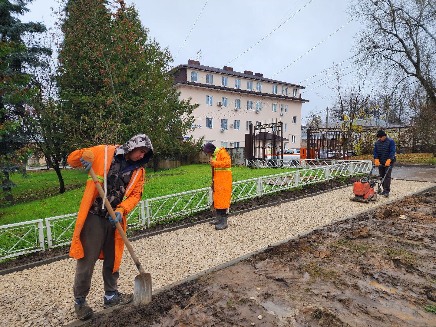 чехов, улица первомайская, ремонт тротуара, дорожный ремонт, замена покрытия, брусчатка, асфальтобетон, демонтажные работы, подготовка основы, геотекстиль, госпрограмма московской области, развитие дорожного комплекса, начальник управления благоустройства, александр тетерин,