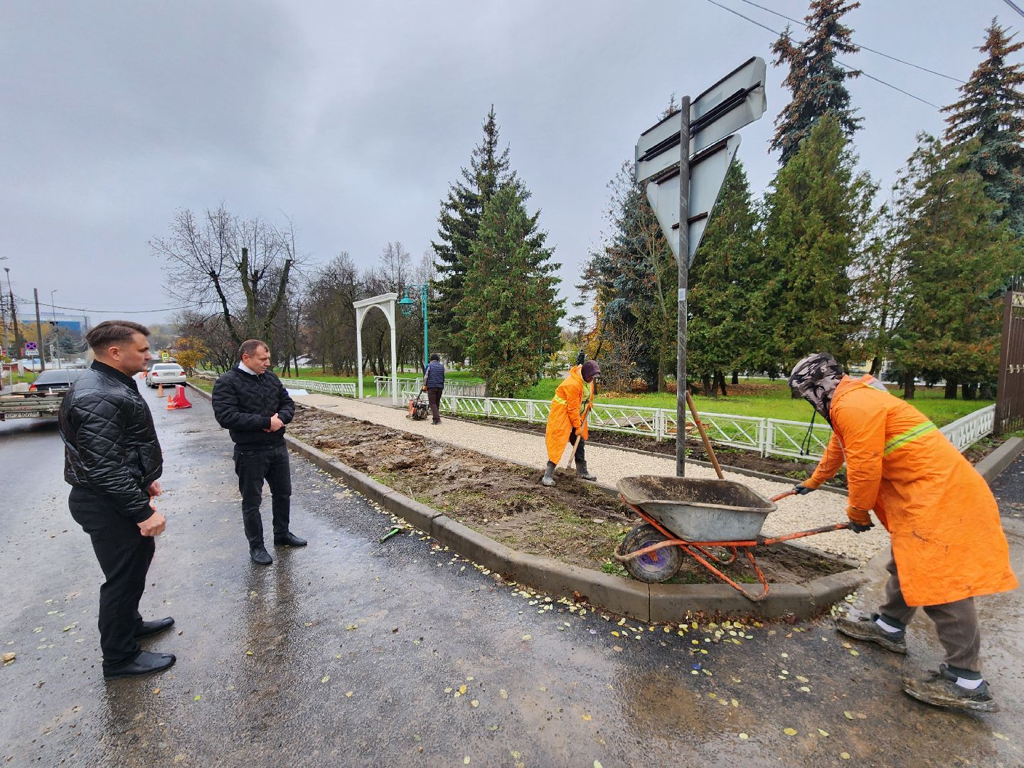 чехов, улица первомайская, ремонт тротуара, дорожный ремонт, замена покрытия, брусчатка, асфальтобетон, демонтажные работы, подготовка основы, геотекстиль, госпрограмма московской области, развитие дорожного комплекса, начальник управления благоустройства, александр тетерин,