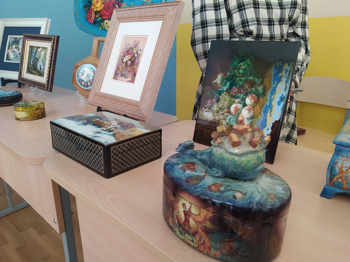 Народные промыслы, профориентация, подносы, картины, резьба по дереву