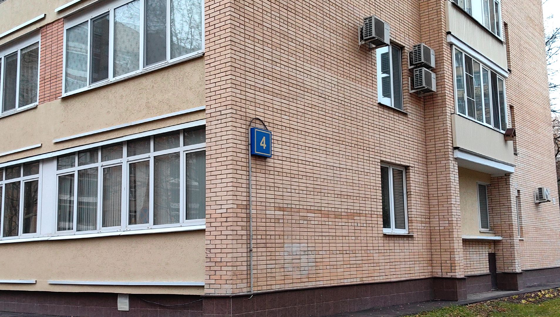 станция подзарядки , электрокар,  парковка, электроэнергия ,