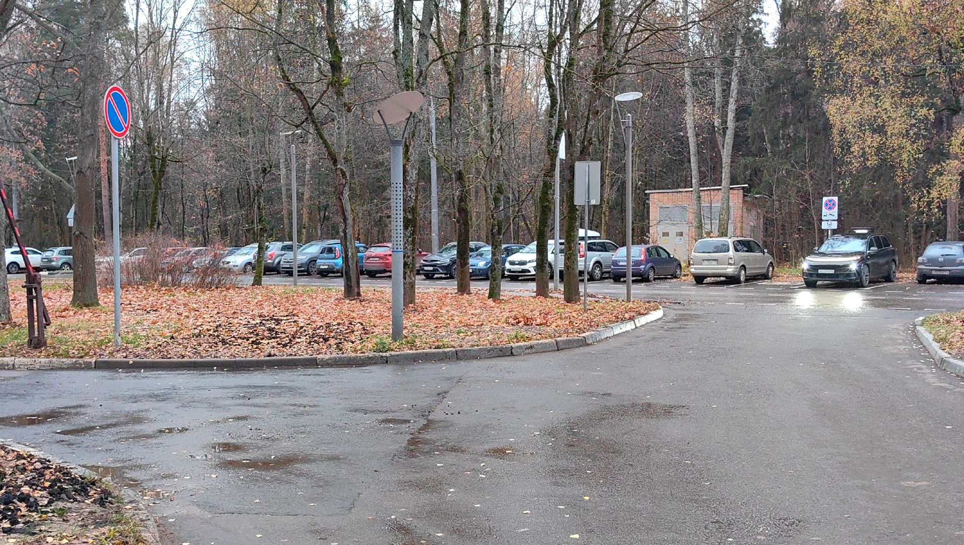 станция подзарядки , электрокар,  парковка, электроэнергия ,