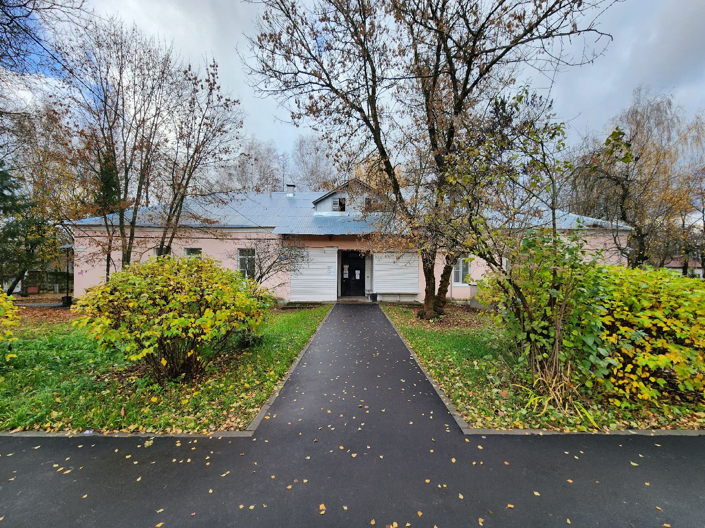 чехов, улица пионерская 8, кабинет неотложной помощи, кабинет экг, дежурные врачи, электрокардиограмма,график работы, новый адрес, ремонт взрослой поликлиники,прием пациентов,