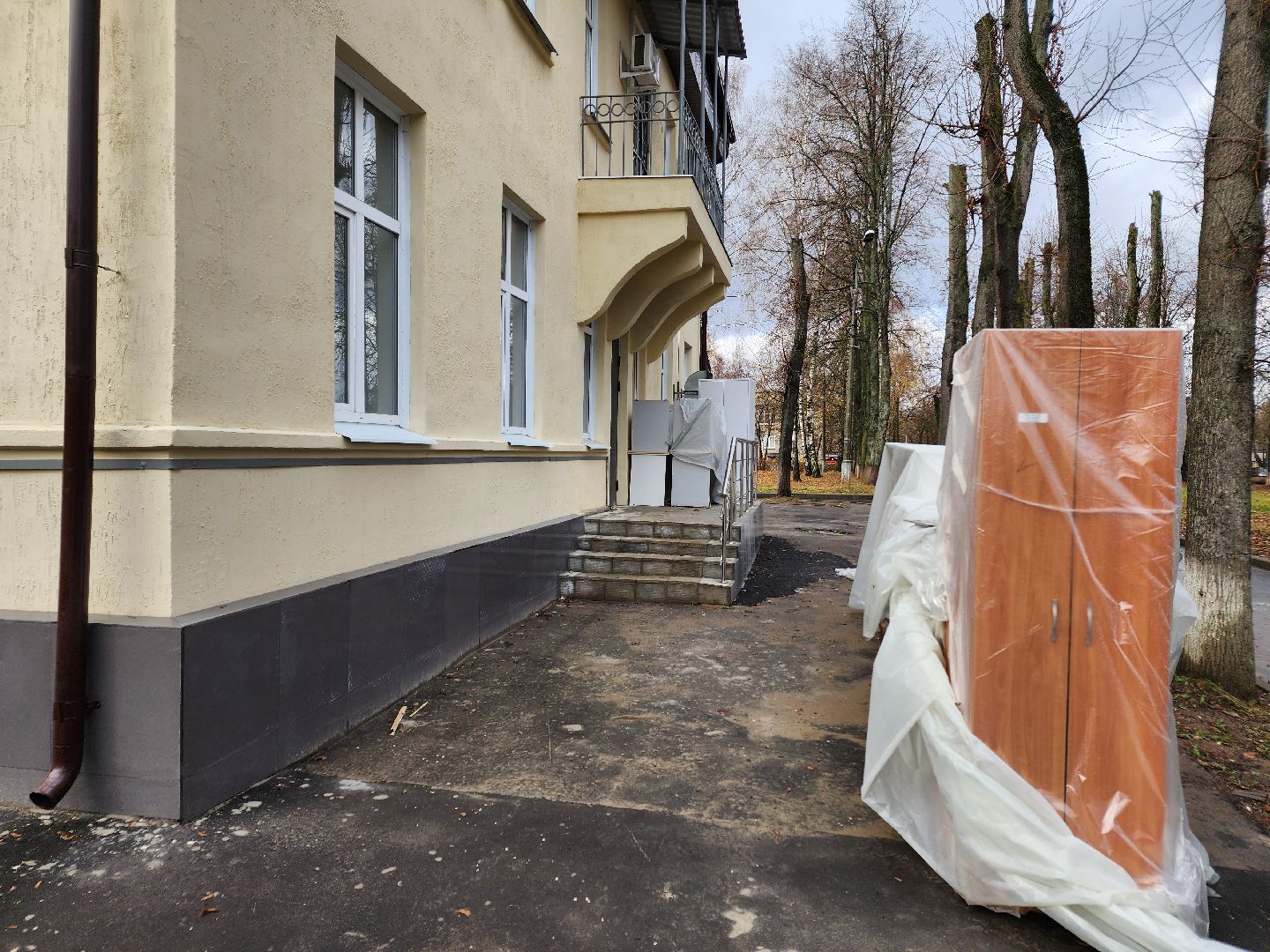 чехов, улица пионерская 8, кабинет неотложной помощи, кабинет экг, дежурные врачи, электрокардиограмма,график работы, новый адрес, ремонт взрослой поликлиники,прием пациентов,