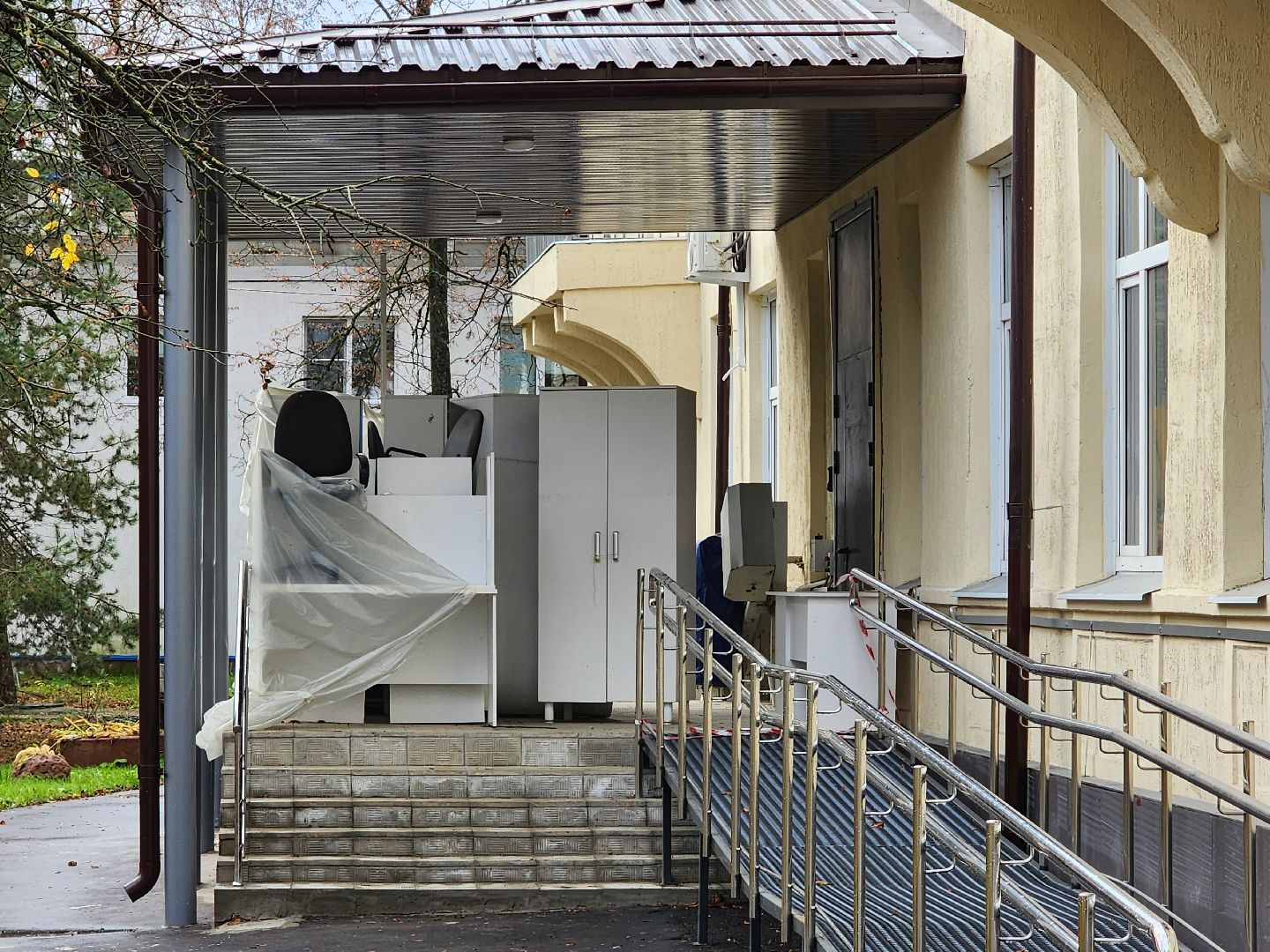 чехов, улица пионерская 8, кабинет неотложной помощи, кабинет экг, дежурные врачи, электрокардиограмма,график работы, новый адрес, ремонт взрослой поликлиники,прием пациентов,