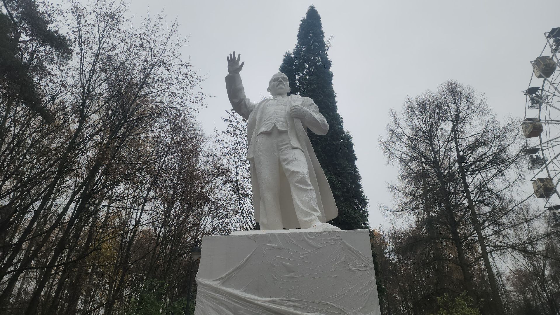 красногорск, городской парк, советская статуя,