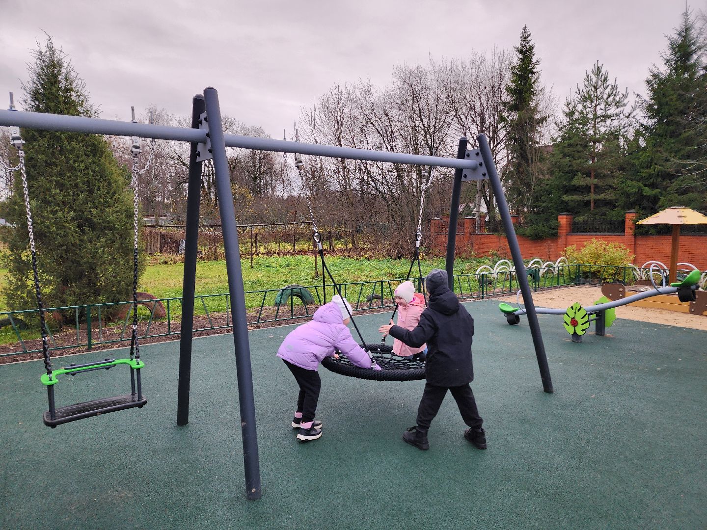 чехов,  поселок песоченка, дом 4, новая детская площадка, игровой комплекс, открытие, первый заместитель главы округа, денис юрков, современная детская площадка, горка качели карусели, песочный городок, лавочки и урны, освещение и ограждение, местное управление благоустройства, муниципальная программа, формирование комфортной городской среды, депутат госдумы александр коган, резиновое покрытие,