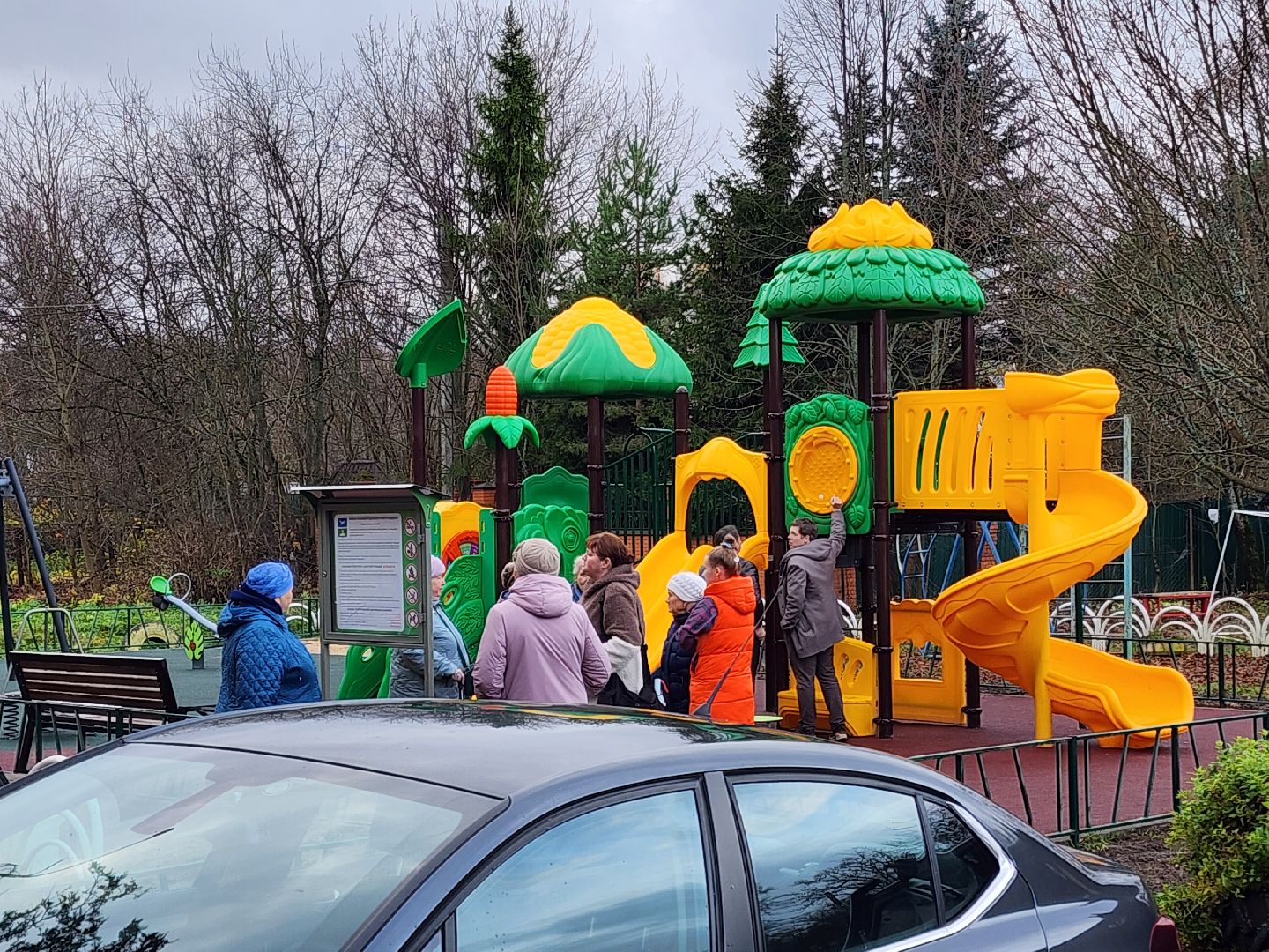 чехов,  поселок песоченка, дом 4, новая детская площадка, игровой комплекс, открытие, первый заместитель главы округа, денис юрков, современная детская площадка, горка качели карусели, песочный городок, лавочки и урны, освещение и ограждение, местное управление благоустройства, муниципальная программа, формирование комфортной городской среды, депутат госдумы александр коган, резиновое покрытие,