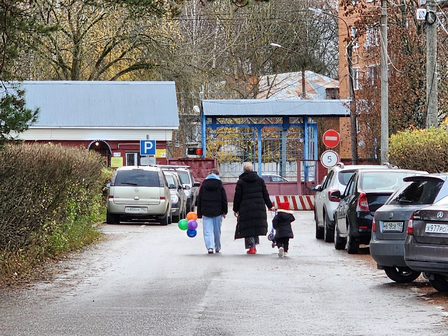 чехов,  поселок песоченка, дом 4, новая детская площадка, игровой комплекс, открытие, первый заместитель главы округа, денис юрков, современная детская площадка, горка качели карусели, песочный городок, лавочки и урны, освещение и ограждение, местное управление благоустройства, муниципальная программа, формирование комфортной городской среды, депутат госдумы александр коган, резиновое покрытие,