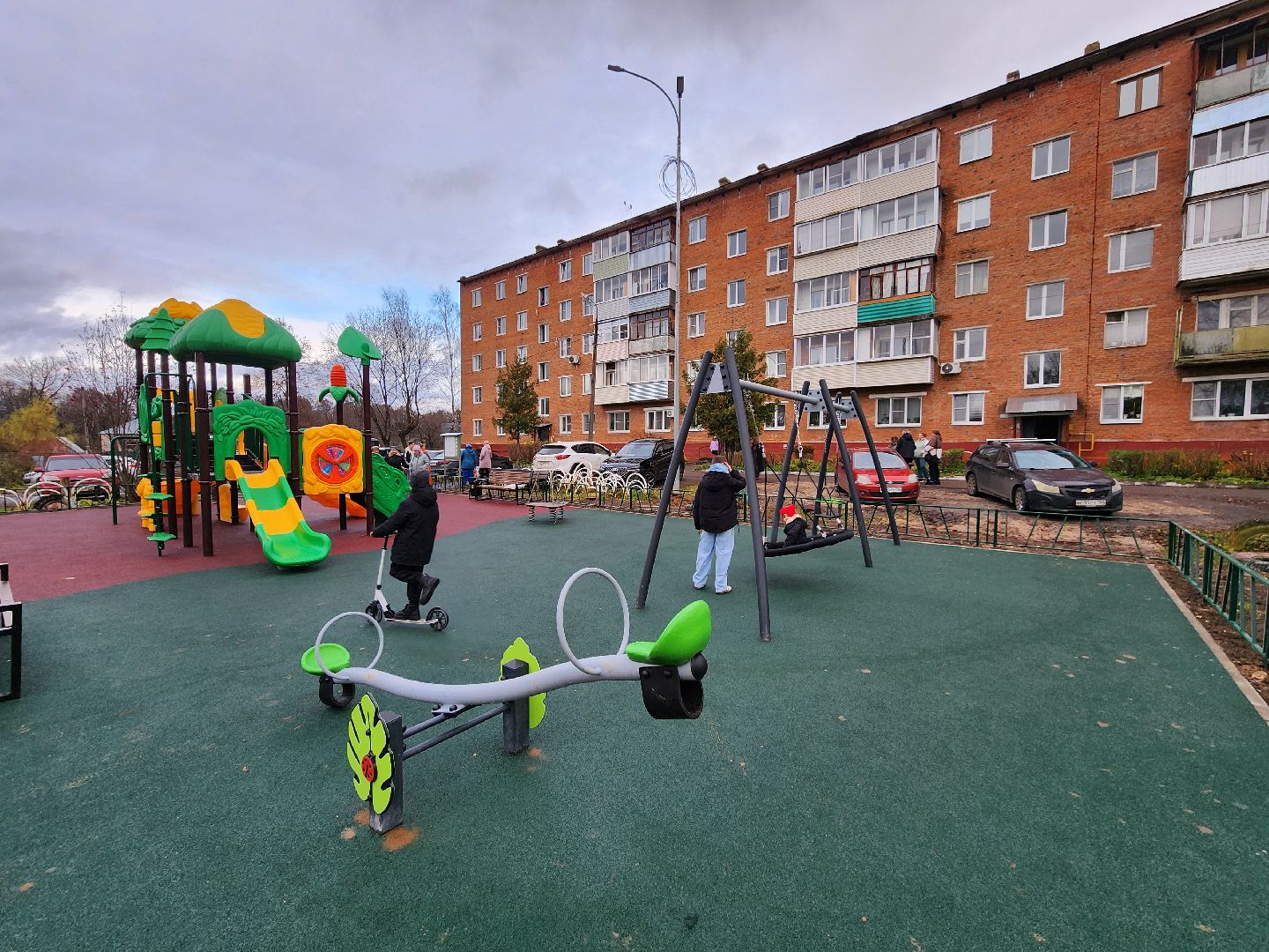 чехов,  поселок песоченка, дом 4, новая детская площадка, игровой комплекс, открытие, первый заместитель главы округа, денис юрков, современная детская площадка, горка качели карусели, песочный городок, лавочки и урны, освещение и ограждение, местное управление благоустройства, муниципальная программа, формирование комфортной городской среды, депутат госдумы александр коган, резиновое покрытие,