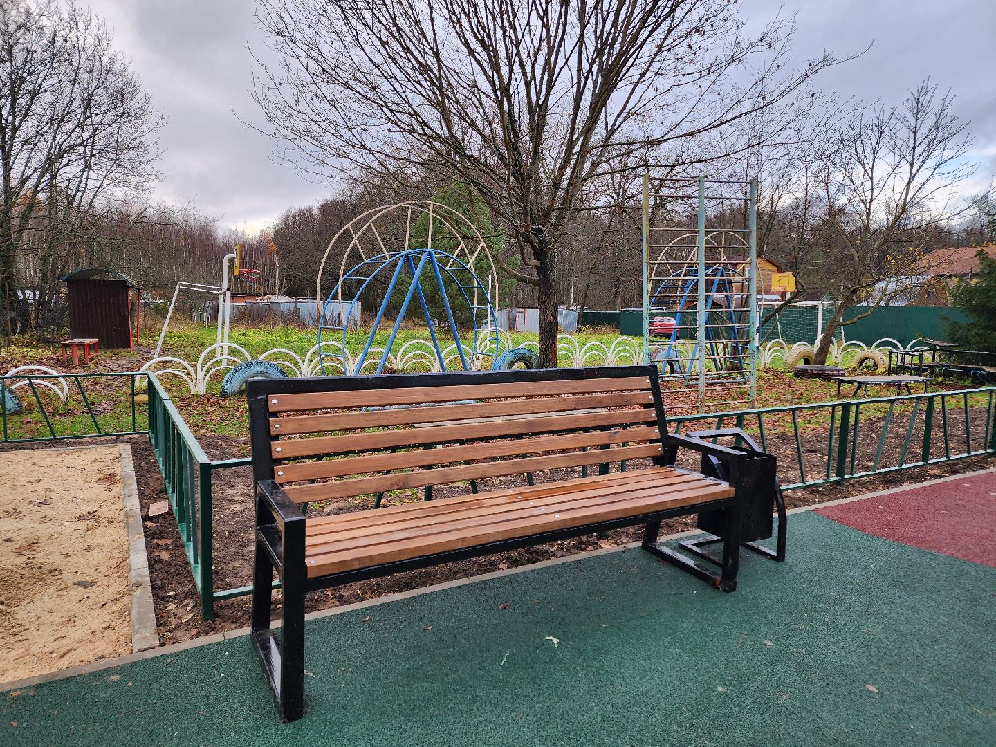 чехов,  поселок песоченка, дом 4, новая детская площадка, игровой комплекс, открытие, первый заместитель главы округа, денис юрков, современная детская площадка, горка качели карусели, песочный городок, лавочки и урны, освещение и ограждение, местное управление благоустройства, муниципальная программа, формирование комфортной городской среды, депутат госдумы александр коган, резиновое покрытие,