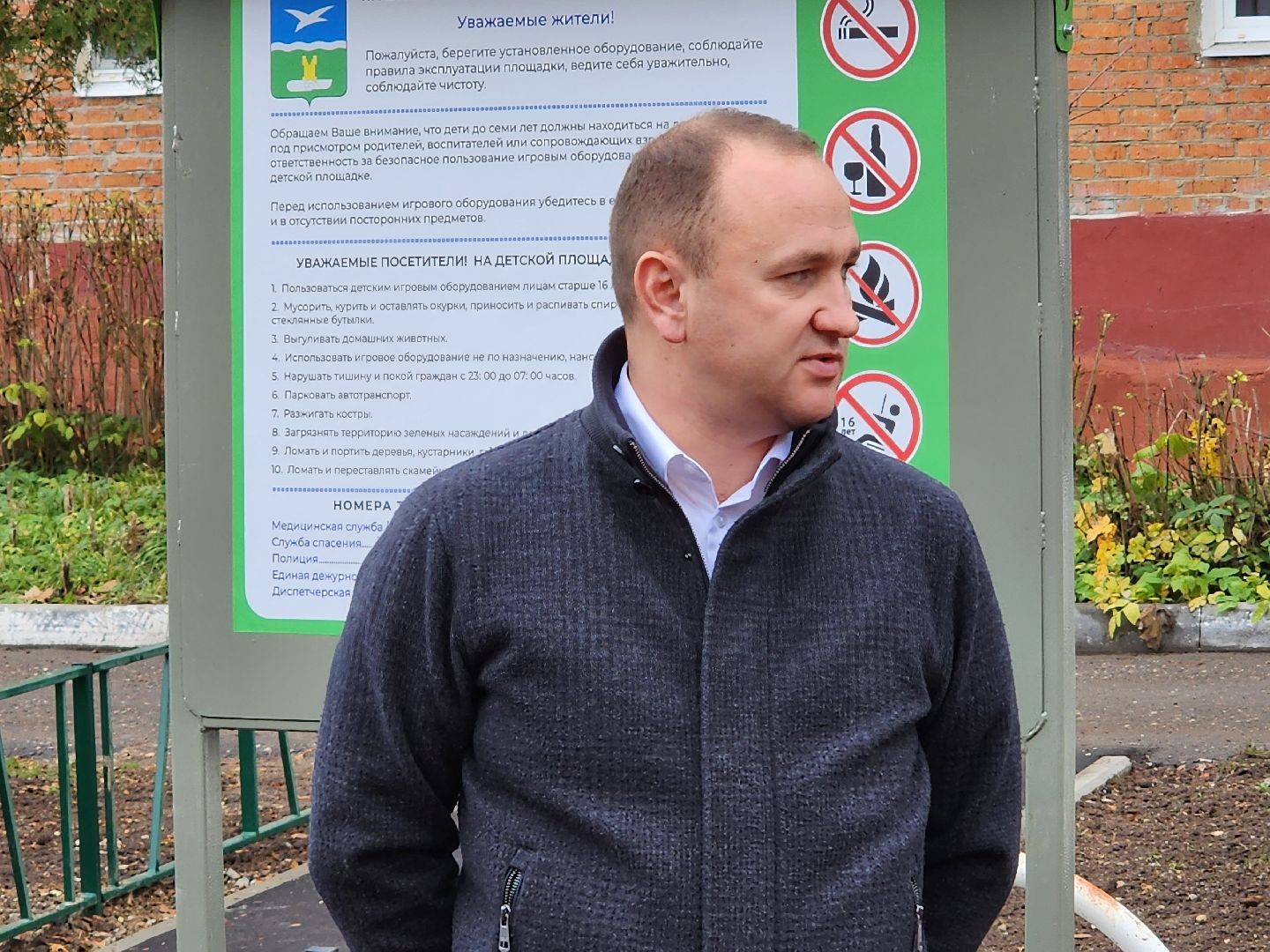 чехов,  поселок песоченка, дом 4, новая детская площадка, игровой комплекс, открытие, первый заместитель главы округа, денис юрков, современная детская площадка, горка качели карусели, песочный городок, лавочки и урны, освещение и ограждение, местное управление благоустройства, муниципальная программа, формирование комфортной городской среды, депутат госдумы александр коган, резиновое покрытие,