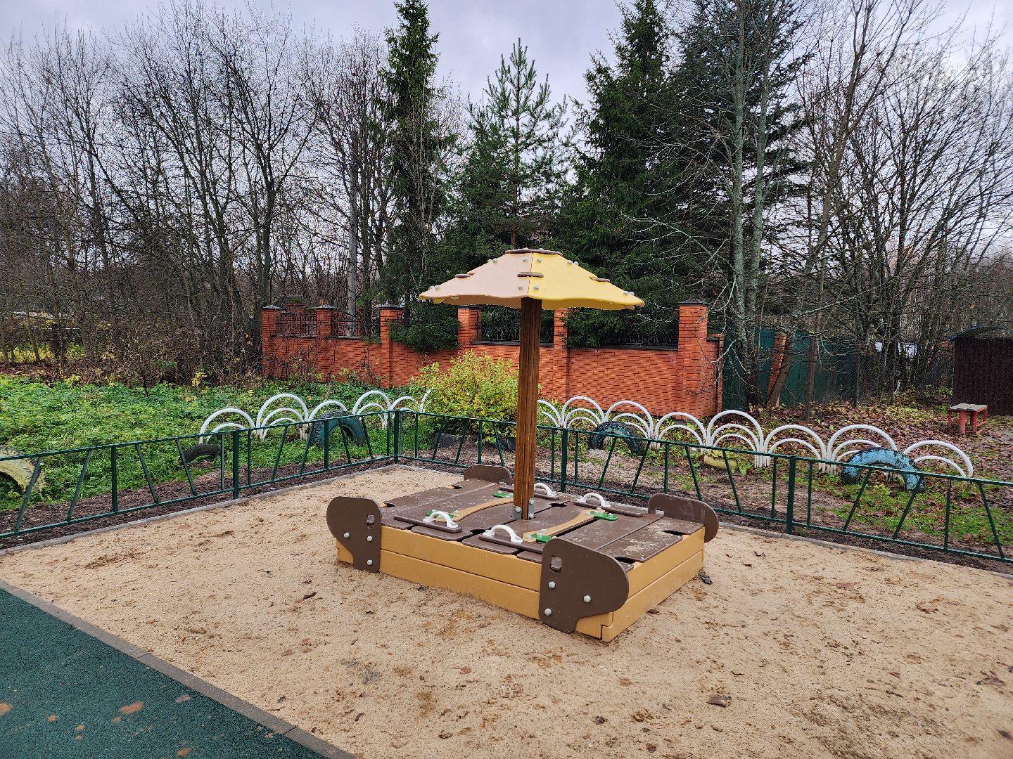 чехов,  поселок песоченка, дом 4, новая детская площадка, игровой комплекс, открытие, первый заместитель главы округа, денис юрков, современная детская площадка, горка качели карусели, песочный городок, лавочки и урны, освещение и ограждение, местное управление благоустройства, муниципальная программа, формирование комфортной городской среды, депутат госдумы александр коган, резиновое покрытие,