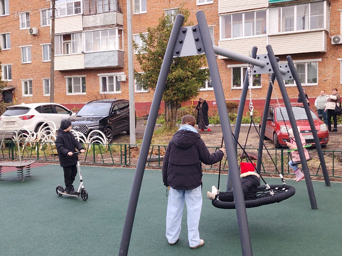 чехов,  поселок песоченка, дом 4, новая детская площадка, игровой комплекс, открытие, первый заместитель главы округа, денис юрков, современная детская площадка, горка качели карусели, песочный городок, лавочки и урны, освещение и ограждение, местное управление благоустройства, муниципальная программа, формирование комфортной городской среды, депутат госдумы александр коган, резиновое покрытие,