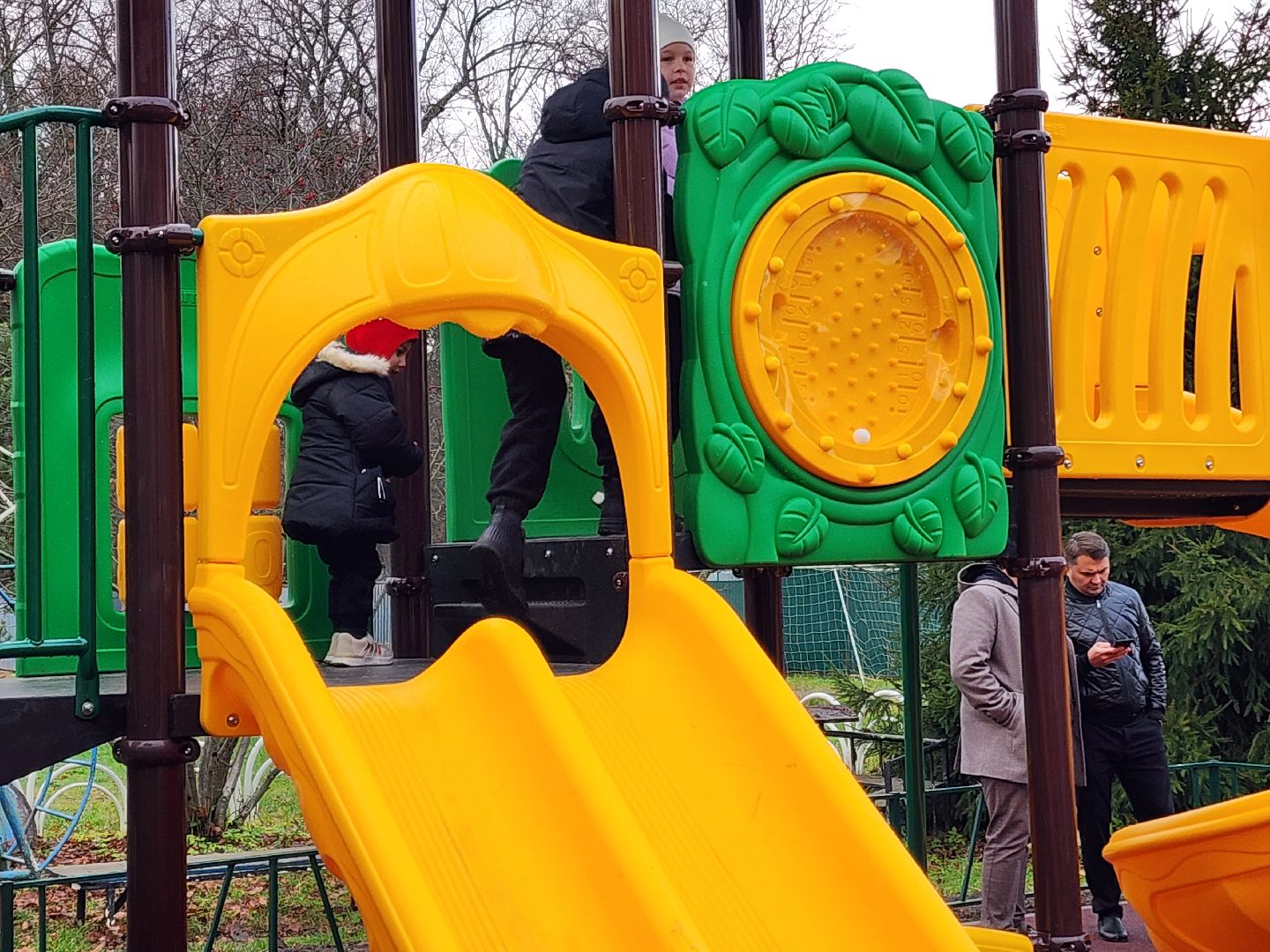 чехов,  поселок песоченка, дом 4, новая детская площадка, игровой комплекс, открытие, первый заместитель главы округа, денис юрков, современная детская площадка, горка качели карусели, песочный городок, лавочки и урны, освещение и ограждение, местное управление благоустройства, муниципальная программа, формирование комфортной городской среды, депутат госдумы александр коган, резиновое покрытие,