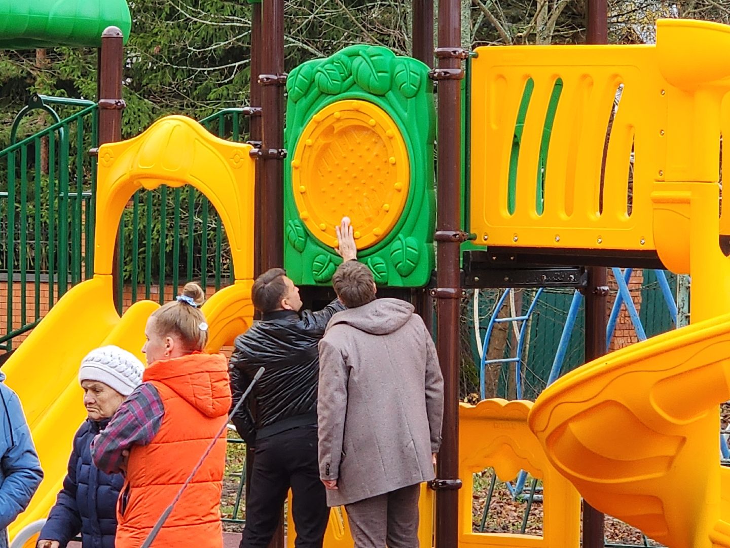 чехов,  поселок песоченка, дом 4, новая детская площадка, игровой комплекс, открытие, первый заместитель главы округа, денис юрков, современная детская площадка, горка качели карусели, песочный городок, лавочки и урны, освещение и ограждение, местное управление благоустройства, муниципальная программа, формирование комфортной городской среды, депутат госдумы александр коган, резиновое покрытие,