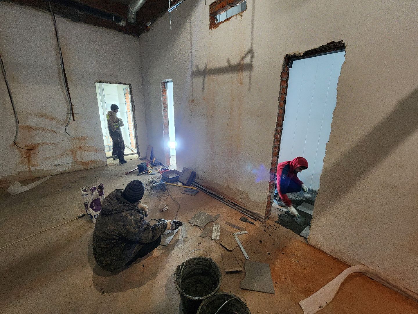 чехов, улица мира 4а, детская поликлиника, строительство, внутренняя отделка помещений, укладка керамической плитки, штукатурка, фасадные работы, остекление, монтаж подоконников, инженерные сети, госпрограмма московской области, комиссия, проверка, заместитель главы округа александр ротнов, главврач чеховской больницы, андрей попов,