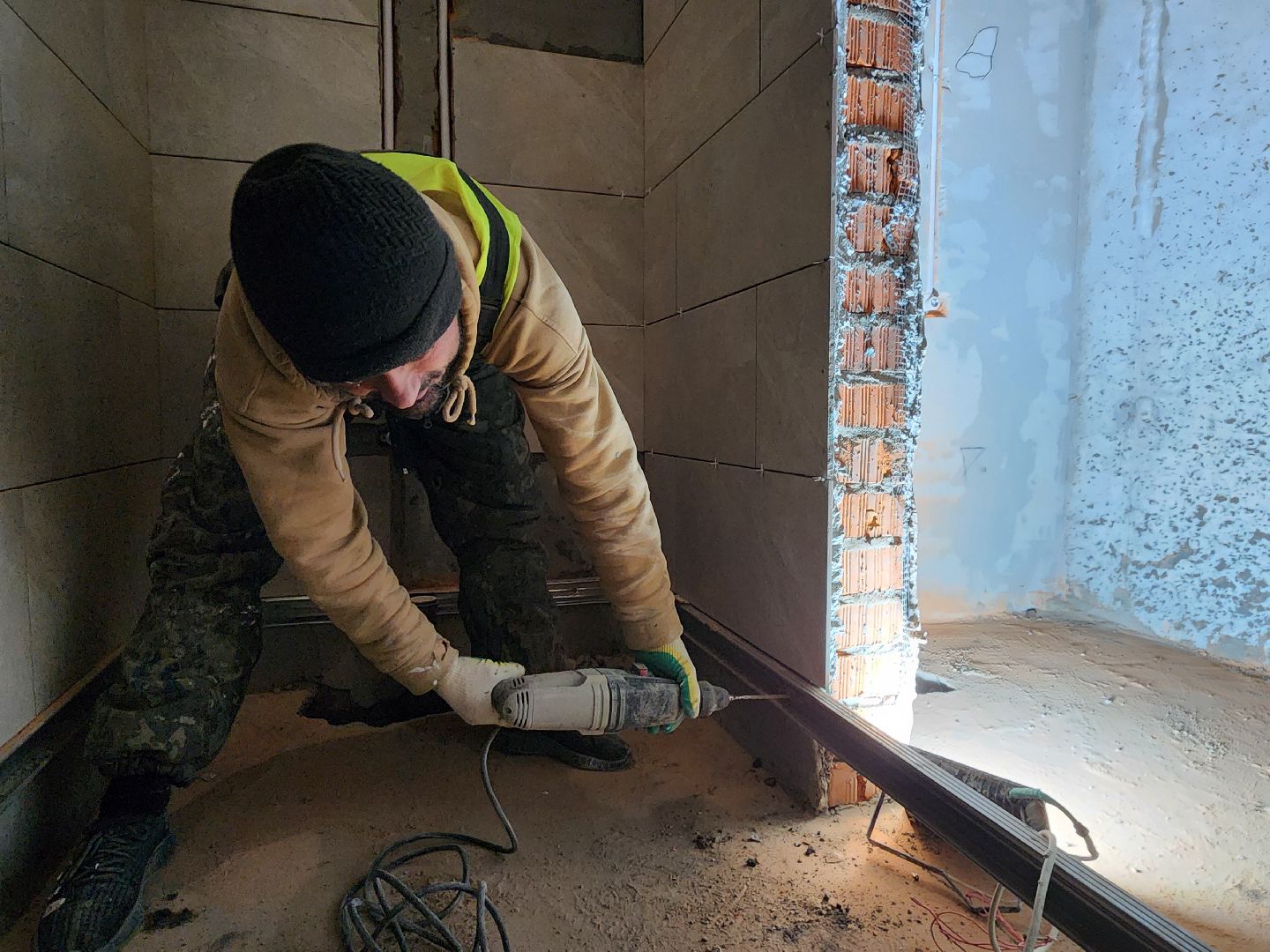 чехов, улица мира 4а, детская поликлиника, строительство, внутренняя отделка помещений, укладка керамической плитки, штукатурка, фасадные работы, остекление, монтаж подоконников, инженерные сети, госпрограмма московской области, комиссия, проверка, заместитель главы округа александр ротнов, главврач чеховской больницы, андрей попов,