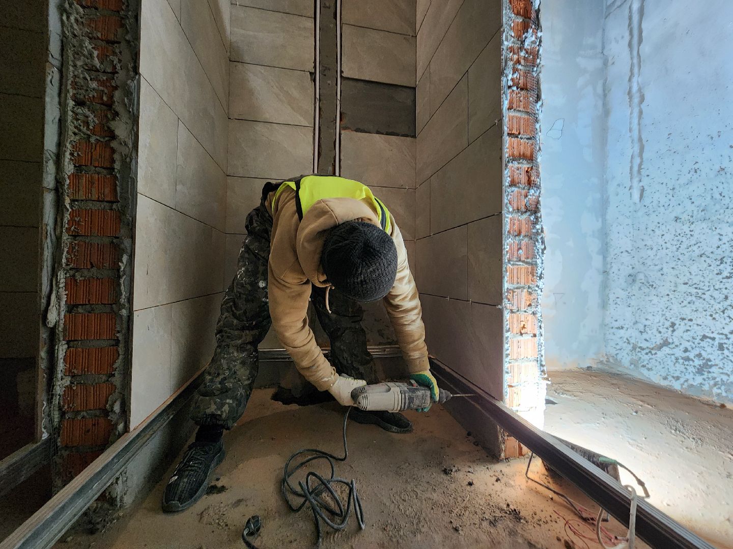 чехов, улица мира 4а, детская поликлиника, строительство, внутренняя отделка помещений, укладка керамической плитки, штукатурка, фасадные работы, остекление, монтаж подоконников, инженерные сети, госпрограмма московской области, комиссия, проверка, заместитель главы округа александр ротнов, главврач чеховской больницы, андрей попов,