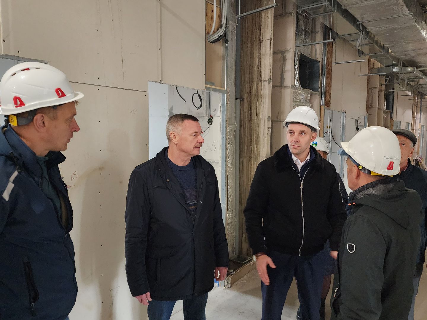 чехов, улица мира 4а, детская поликлиника, строительство, внутренняя отделка помещений, укладка керамической плитки, штукатурка, фасадные работы, остекление, монтаж подоконников, инженерные сети, госпрограмма московской области, комиссия, проверка, заместитель главы округа александр ротнов, главврач чеховской больницы, андрей попов,