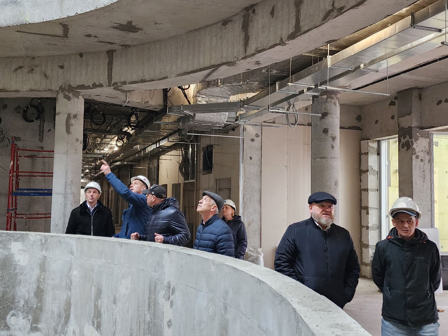 чехов, улица мира 4а, детская поликлиника, строительство, внутренняя отделка помещений, укладка керамической плитки, штукатурка, фасадные работы, остекление, монтаж подоконников, инженерные сети, госпрограмма московской области, комиссия, проверка, заместитель главы округа александр ротнов, главврач чеховской больницы, андрей попов,