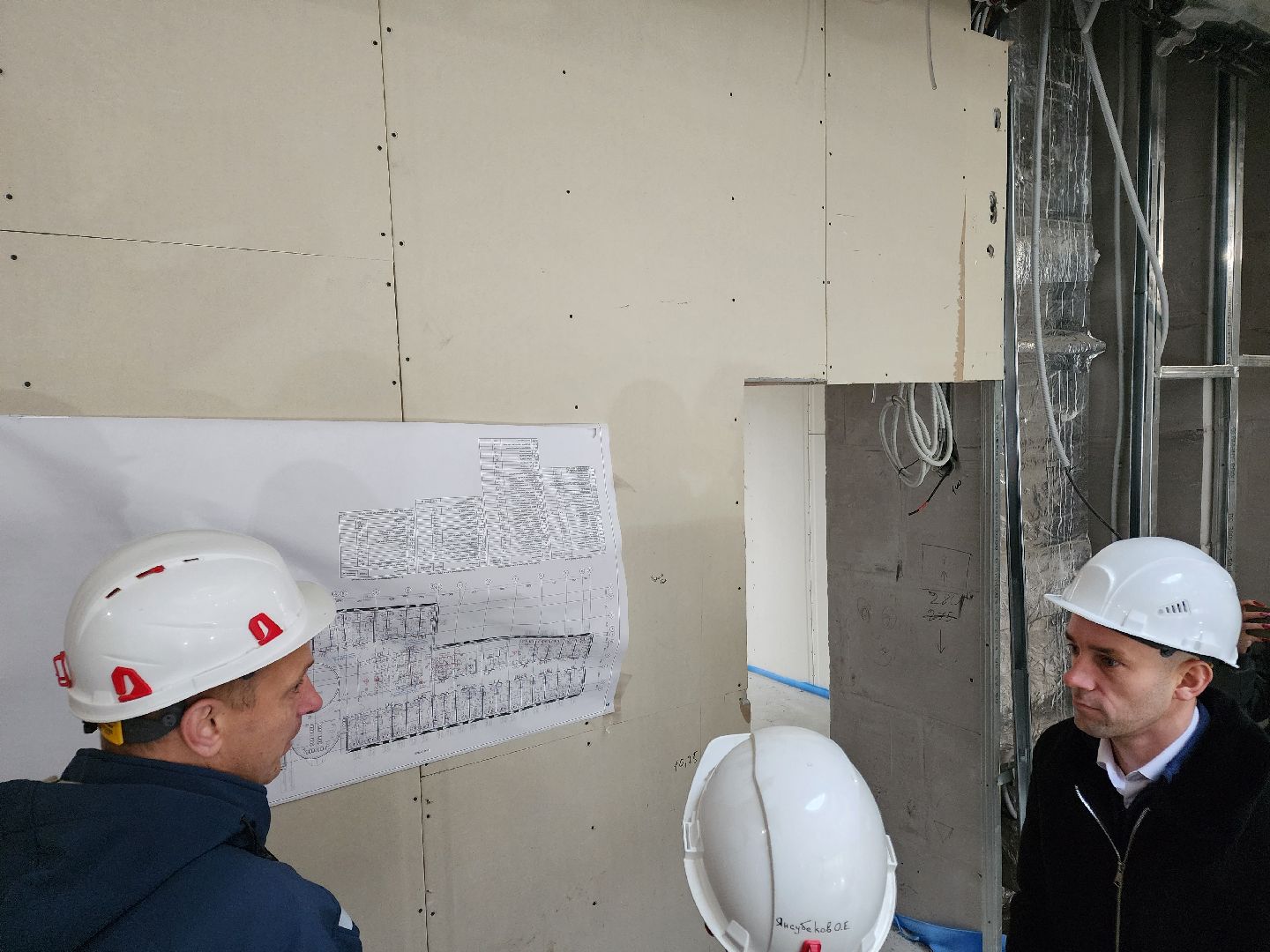 чехов, улица мира 4а, детская поликлиника, строительство, внутренняя отделка помещений, укладка керамической плитки, штукатурка, фасадные работы, остекление, монтаж подоконников, инженерные сети, госпрограмма московской области, комиссия, проверка, заместитель главы округа александр ротнов, главврач чеховской больницы, андрей попов,