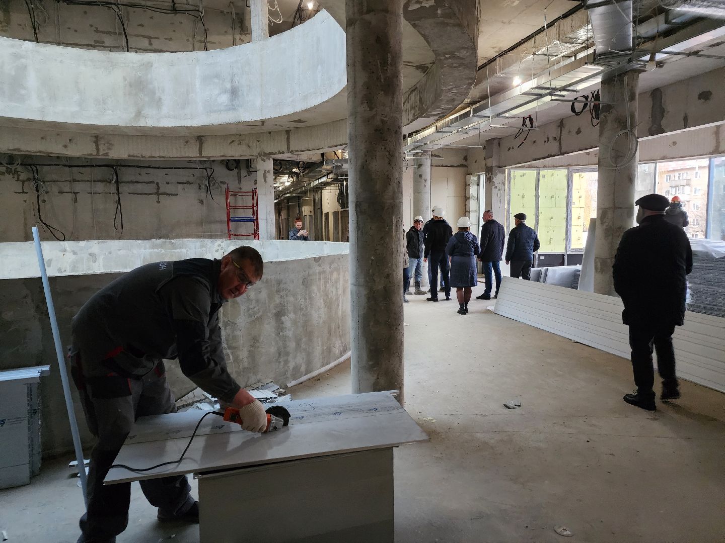 чехов, улица мира 4а, детская поликлиника, строительство, внутренняя отделка помещений, укладка керамической плитки, штукатурка, фасадные работы, остекление, монтаж подоконников, инженерные сети, госпрограмма московской области, комиссия, проверка, заместитель главы округа александр ротнов, главврач чеховской больницы, андрей попов,