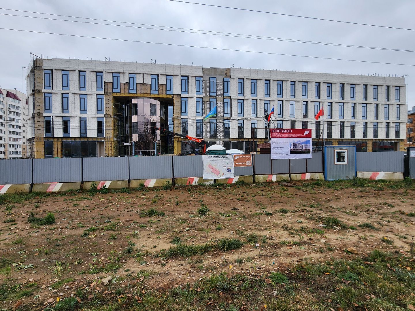 чехов, улица мира 4а, детская поликлиника, строительство, внутренняя отделка помещений, укладка керамической плитки, штукатурка, фасадные работы, остекление, монтаж подоконников, инженерные сети, госпрограмма московской области, комиссия, проверка, заместитель главы округа александр ротнов, главврач чеховской больницы, андрей попов,