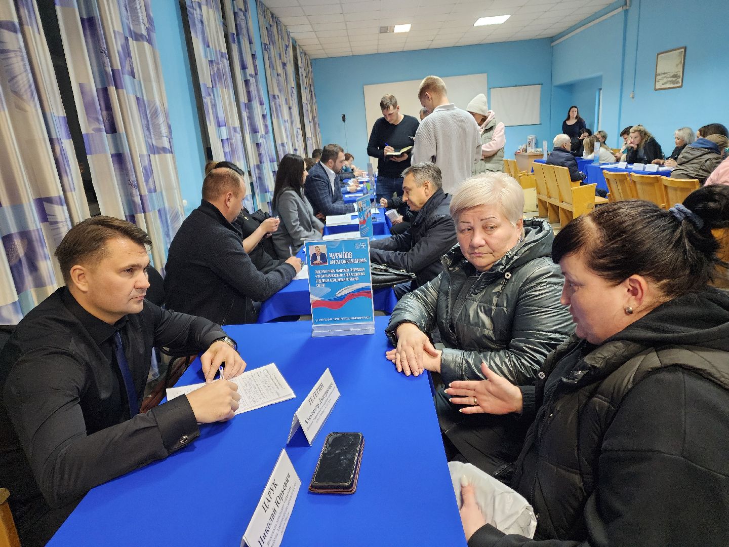 чехов, деревня алексеевка, военный городок чехов-7, выездная администрация, встреча с жителями, обращения граждан, благоустройство, ремонт тротуара, ремонт пешеходной дорожки, замена покрытия, содержание двора, покос травы, уборка придомовой территории, детская площадка, ремонт качелей и горки, мбу чеховское благоустройство, начальник управления благоустройства, александр тетерин, жительница деревни, екатерина кузьмина,