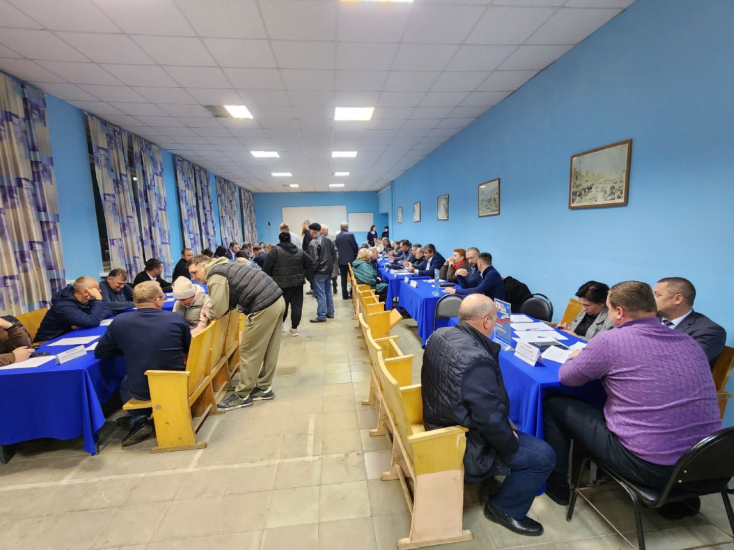 чехов, деревня алексеевка, военный городок чехов-7, выездная администрация, встреча с жителями, обращения граждан, благоустройство, ремонт тротуара, ремонт пешеходной дорожки, замена покрытия, содержание двора, покос травы, уборка придомовой территории, детская площадка, ремонт качелей и горки, мбу чеховское благоустройство, начальник управления благоустройства, александр тетерин, жительница деревни, екатерина кузьмина,