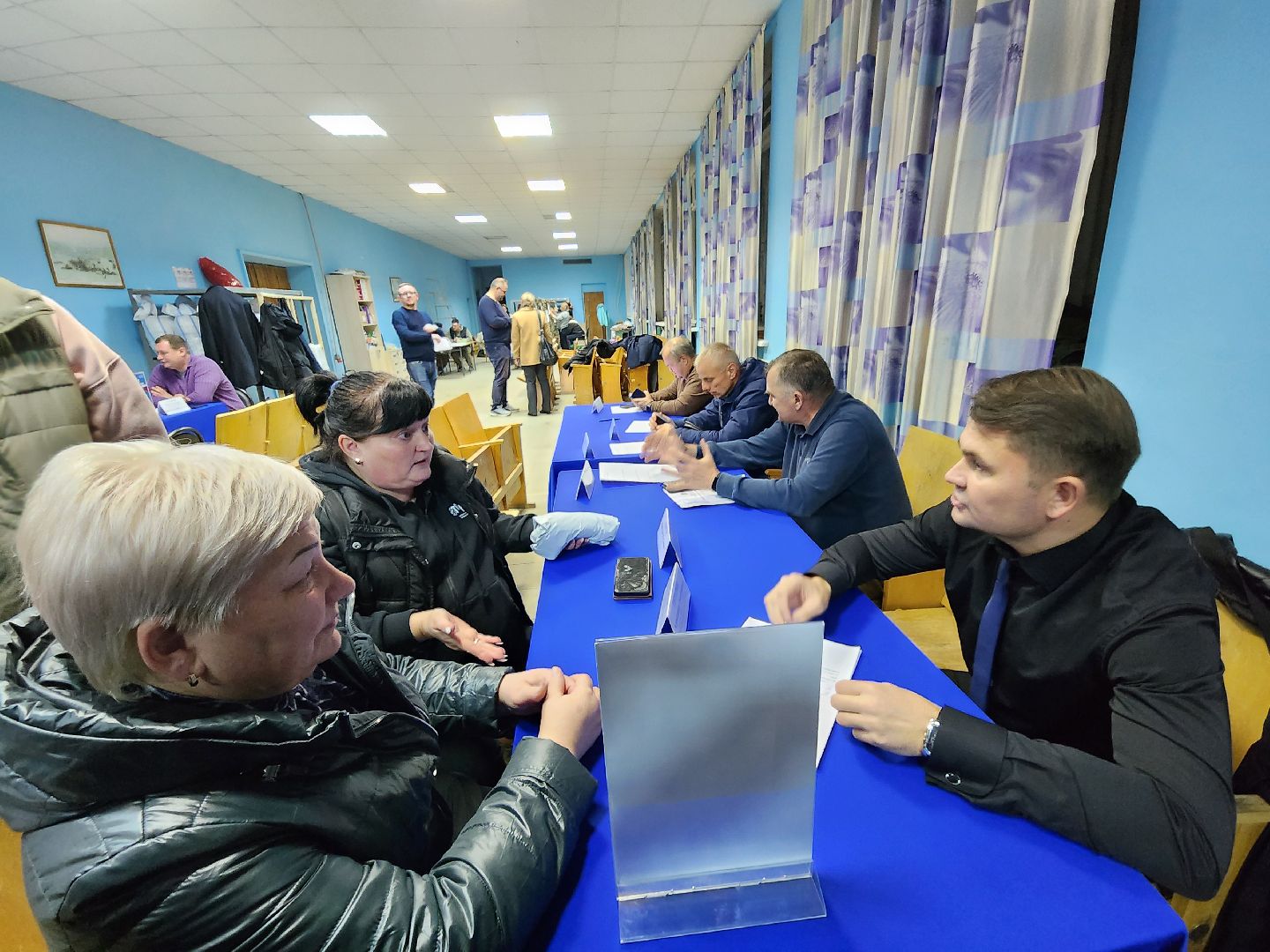 чехов, деревня алексеевка, военный городок чехов-7, выездная администрация, встреча с жителями, обращения граждан, благоустройство, ремонт тротуара, ремонт пешеходной дорожки, замена покрытия, содержание двора, покос травы, уборка придомовой территории, детская площадка, ремонт качелей и горки, мбу чеховское благоустройство, начальник управления благоустройства, александр тетерин, жительница деревни, екатерина кузьмина,