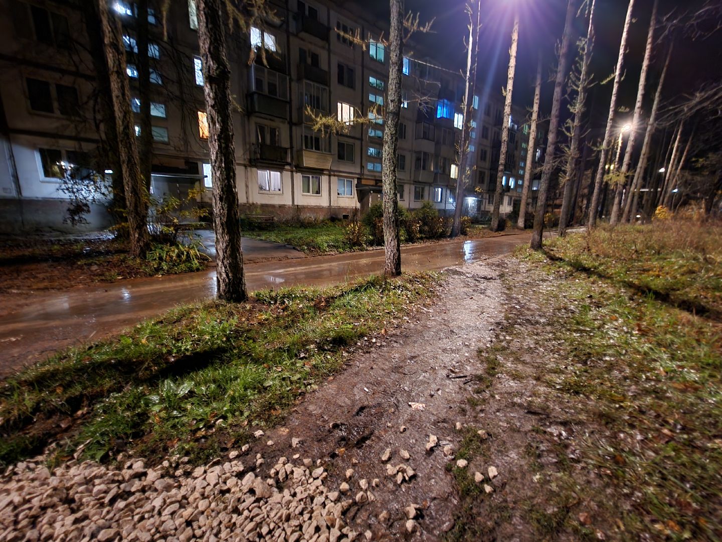 чехов, деревня алексеевка, военный городок чехов-7, выездная администрация, встреча с жителями, обращения граждан, благоустройство, ремонт тротуара, ремонт пешеходной дорожки, замена покрытия, содержание двора, покос травы, уборка придомовой территории, детская площадка, ремонт качелей и горки, мбу чеховское благоустройство, начальник управления благоустройства, александр тетерин, жительница деревни, екатерина кузьмина,