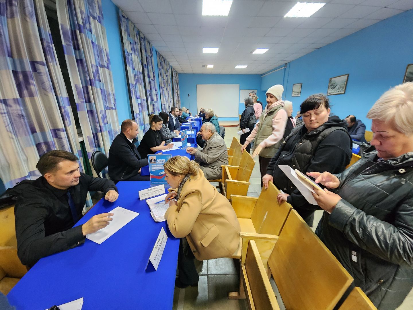 чехов, деревня алексеевка, военный городок чехов-7, выездная администрация, встреча с жителями, обращения граждан, благоустройство, ремонт тротуара, ремонт пешеходной дорожки, замена покрытия, содержание двора, покос травы, уборка придомовой территории, детская площадка, ремонт качелей и горки, мбу чеховское благоустройство, начальник управления благоустройства, александр тетерин, жительница деревни, екатерина кузьмина,