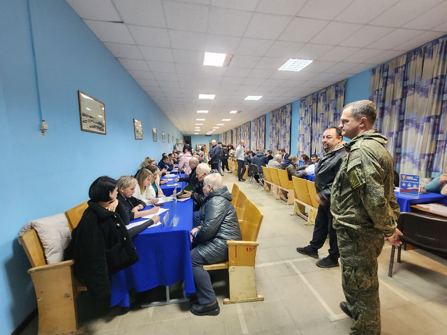 чехов, деревня алексеевка, военный городок чехов-7, выездная администрация, встреча с жителями, обращения граждан, благоустройство, ремонт тротуара, ремонт пешеходной дорожки, замена покрытия, содержание двора, покос травы, уборка придомовой территории, детская площадка, ремонт качелей и горки, мбу чеховское благоустройство, начальник управления благоустройства, александр тетерин, жительница деревни, екатерина кузьмина,