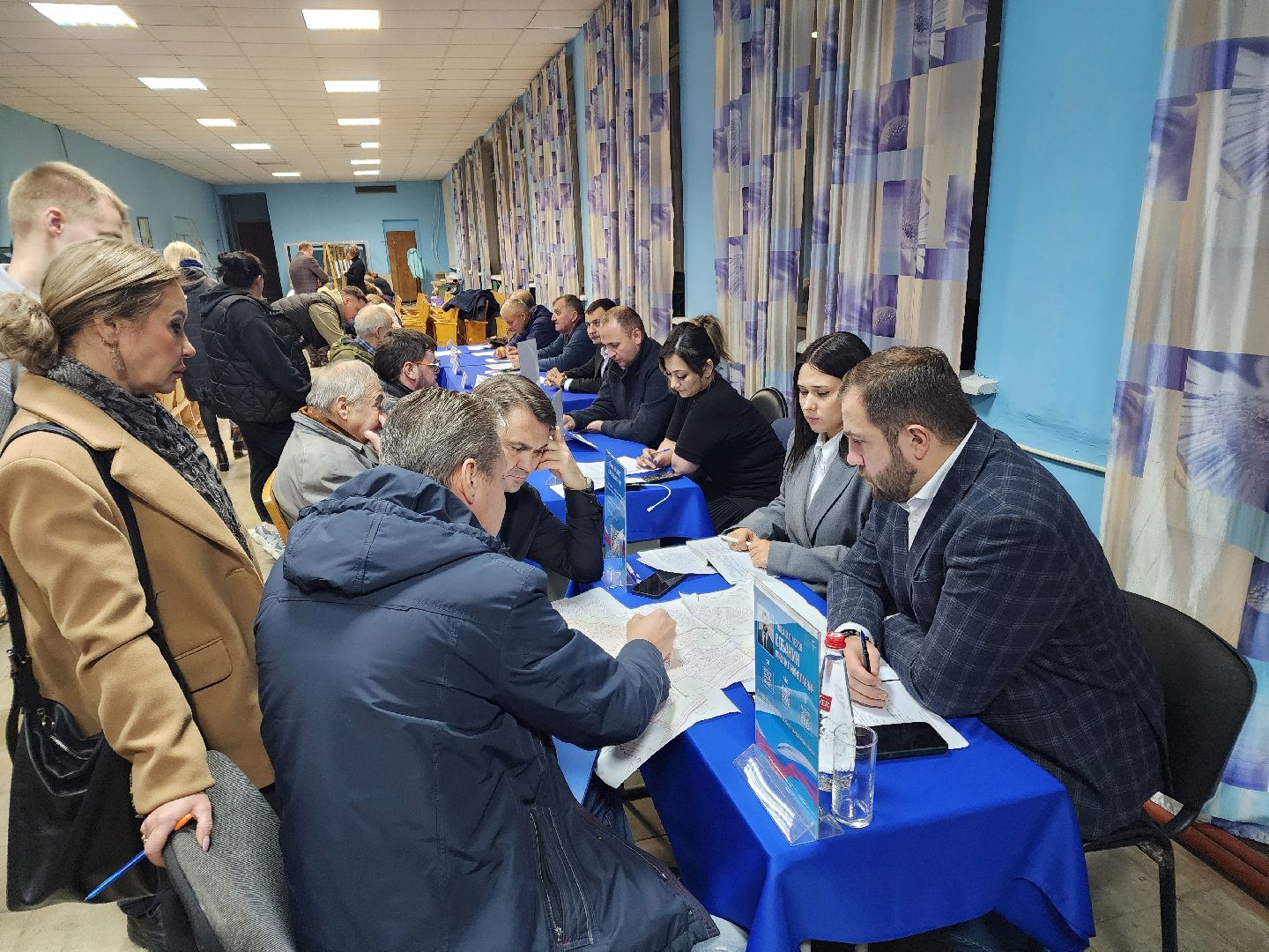 чехов, деревня алексеевка, военный городок чехов-7, выездная администрация, встреча с жителями, обращения граждан, благоустройство, ремонт тротуара, ремонт пешеходной дорожки, замена покрытия, содержание двора, покос травы, уборка придомовой территории, детская площадка, ремонт качелей и горки, мбу чеховское благоустройство, начальник управления благоустройства, александр тетерин, жительница деревни, екатерина кузьмина,