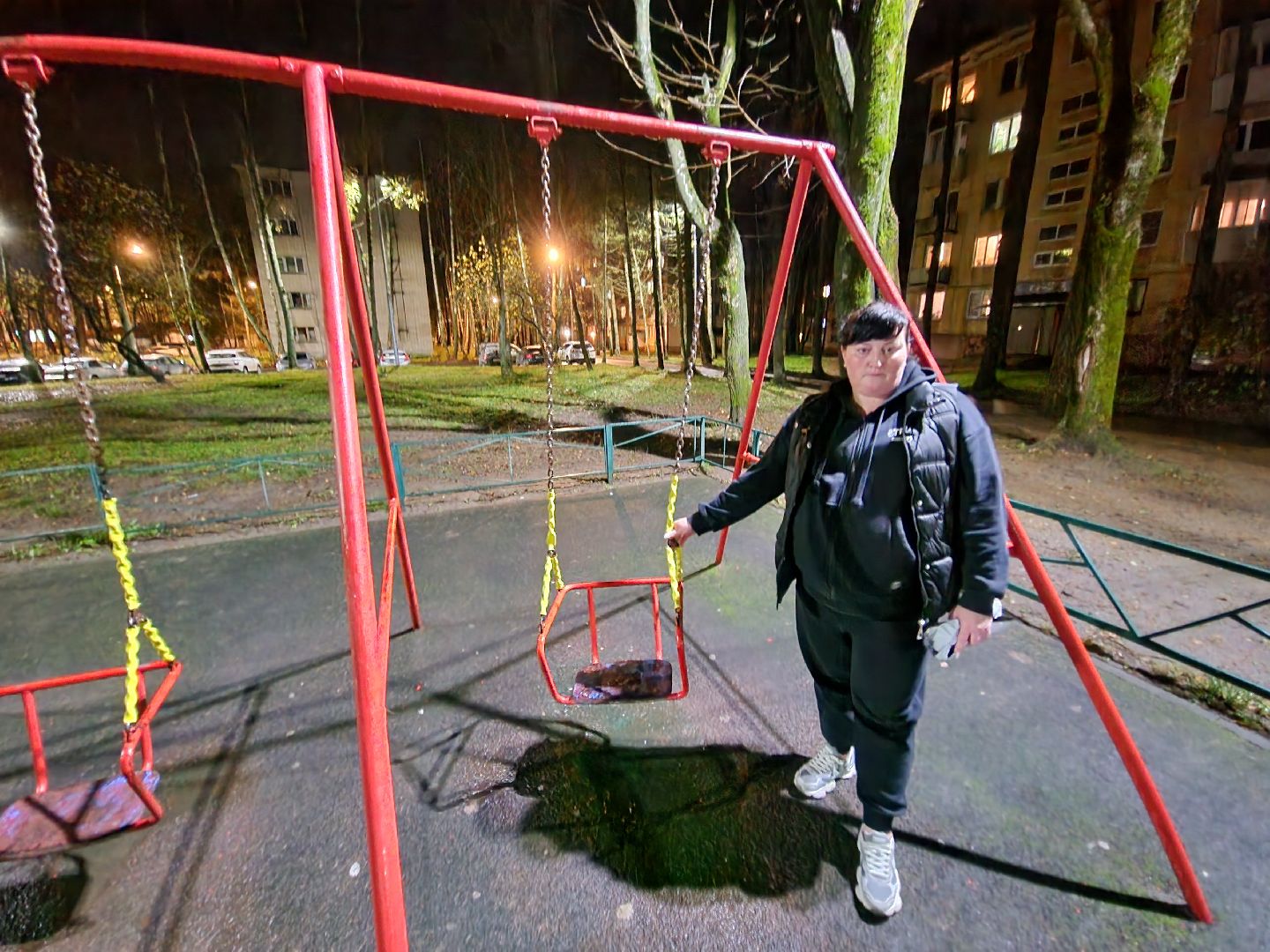 чехов, деревня алексеевка, военный городок чехов-7, выездная администрация, встреча с жителями, обращения граждан, благоустройство, ремонт тротуара, ремонт пешеходной дорожки, замена покрытия, содержание двора, покос травы, уборка придомовой территории, детская площадка, ремонт качелей и горки, мбу чеховское благоустройство, начальник управления благоустройства, александр тетерин, жительница деревни, екатерина кузьмина,