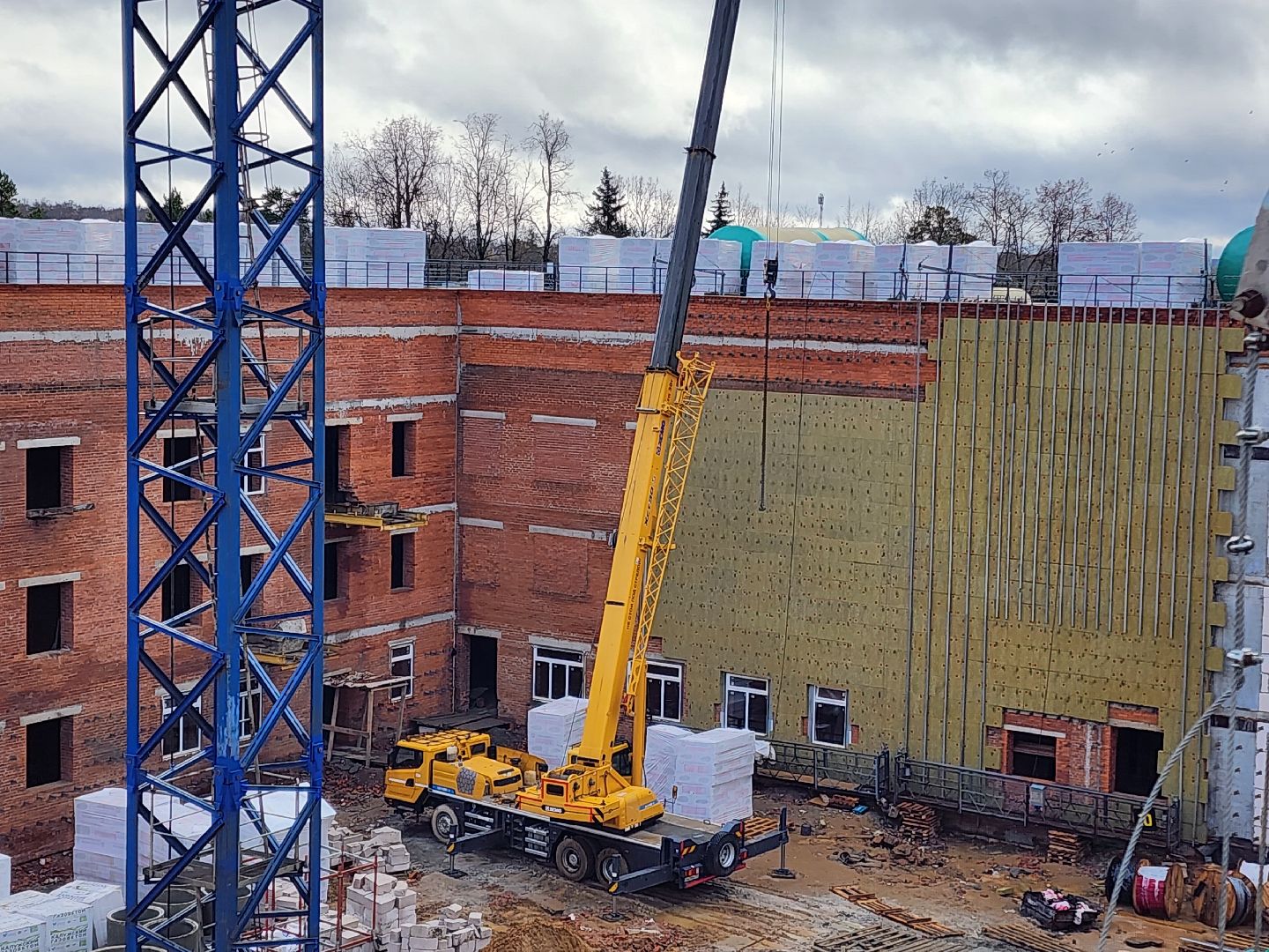 чехов, поселок мещерское, психиатрическая больница, новый лечебный корпус, строительство, реконструкция, фасадные работы, утепление фасада, гидроизоляция, вентилируемый фасад, внутренняя отделка помещений, остекление, возведение перегородок, инженерные сети, нацпроект здравоохранение, госпрограмма московской области,