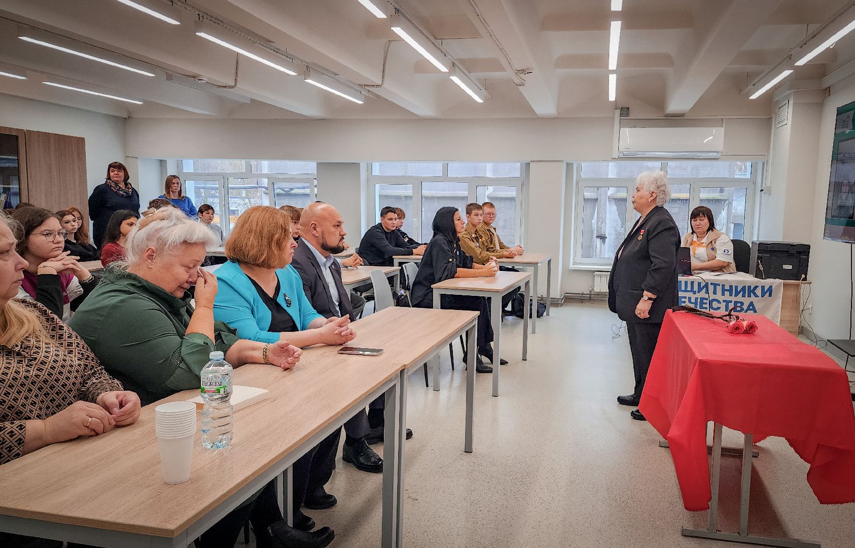 бронницы, парта героя сво, открытие парты героя в бронницах , парта героя в автомобильно-дорожном колледже ,