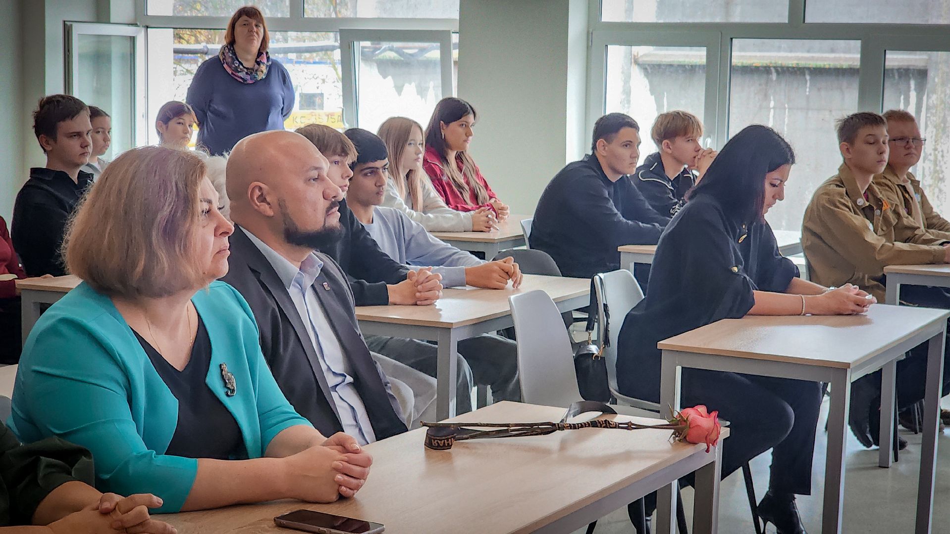 бронницы, парта героя сво, открытие парты героя в бронницах , парта героя в автомобильно-дорожном колледже ,