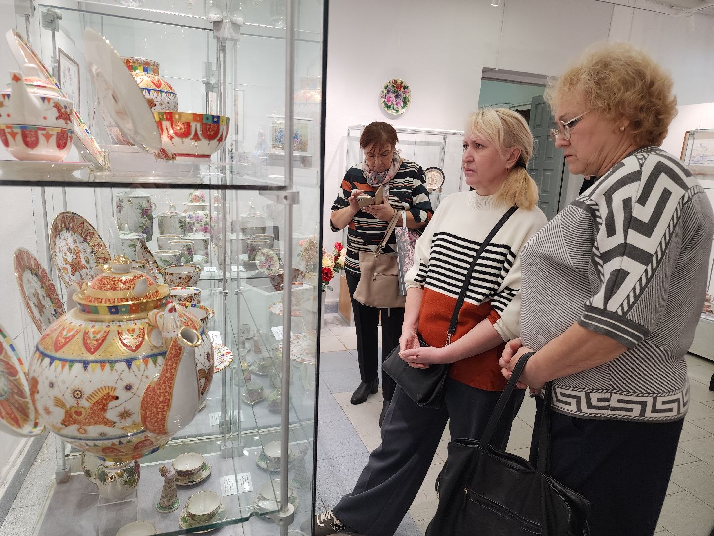 выставка фарфора, дулевский фарфор, орехово-зуевский округ,выставочный зал,