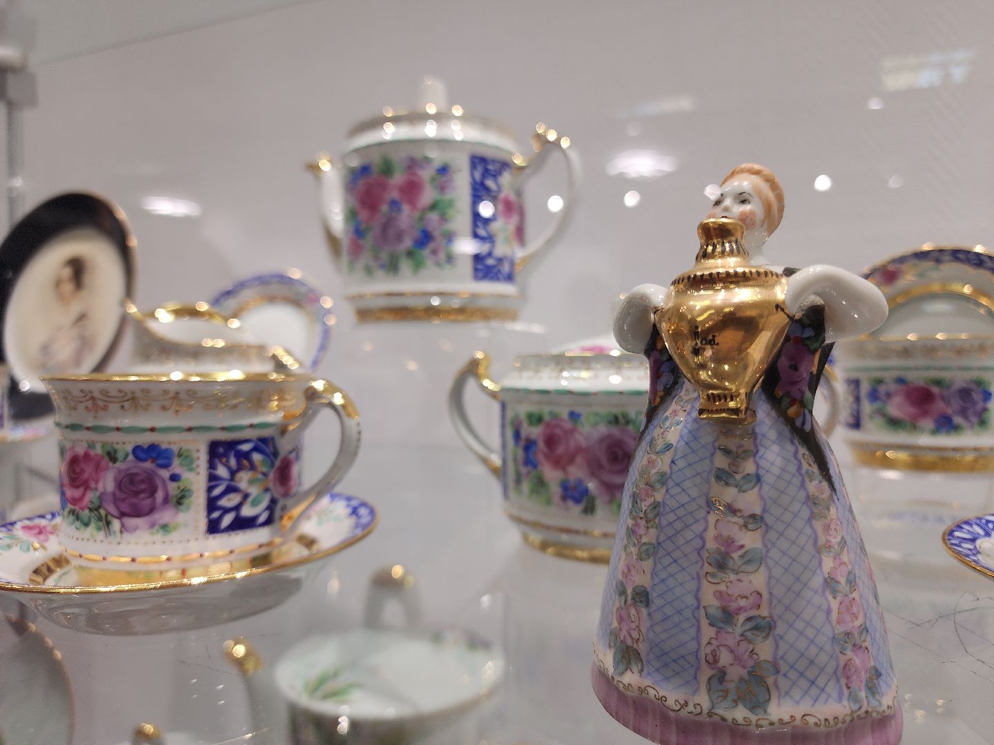 выставка фарфора, дулевский фарфор, орехово-зуевский округ,выставочный зал,