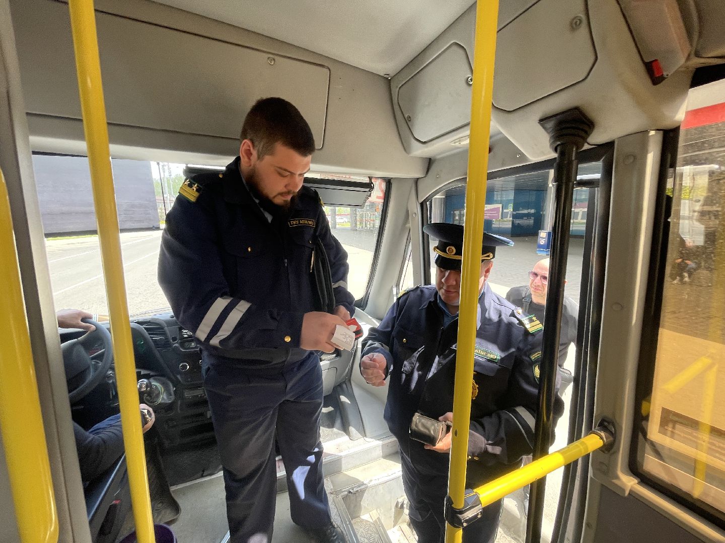 Пассажирско-транспортная инспекция, автобусы, водители, пассажиры, инспектор, рейд, проверка, штраф,