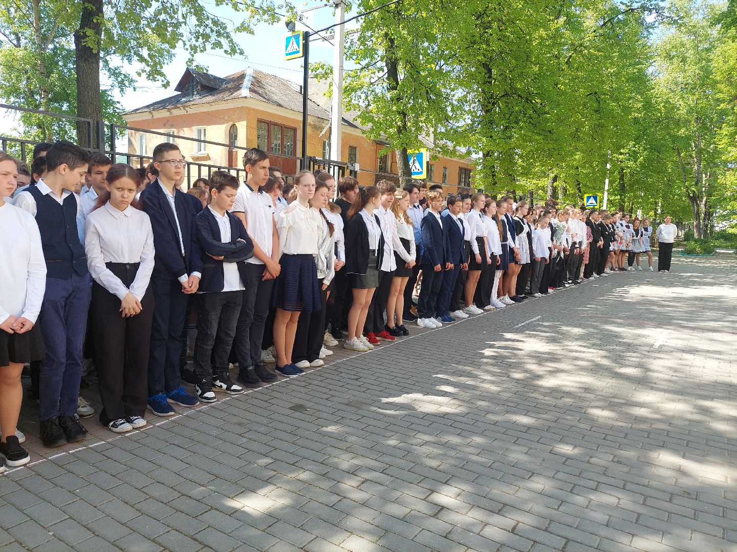 Геннадий Юхтин, мемориальная доска, школьники