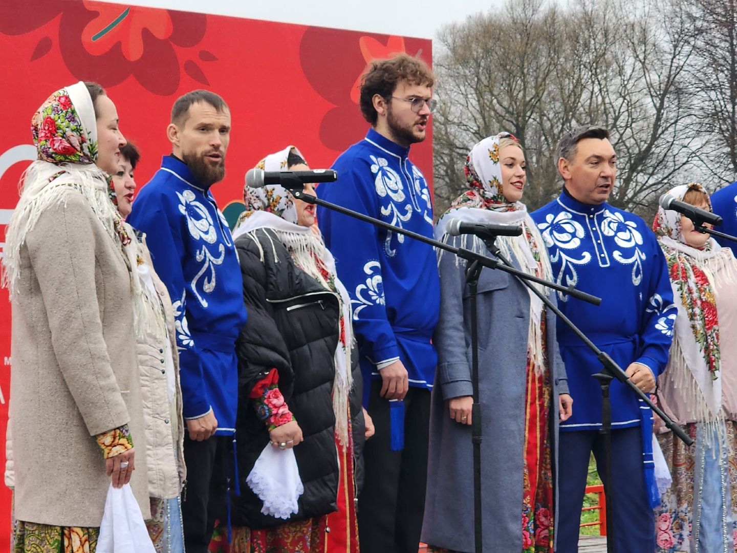 чехов, улица пушкина, городской парк, день народного  единства, праздник, программа россия родина единство, концерт, музыкальная программа,  народные гуляния и забавы, игровая программа, анимация, мастер-классы, конкурсы и викторины,ансамбль авангард, ансамбль подмосковный сувенир, песни и танцы, патриотические акции, флаги народов россии,