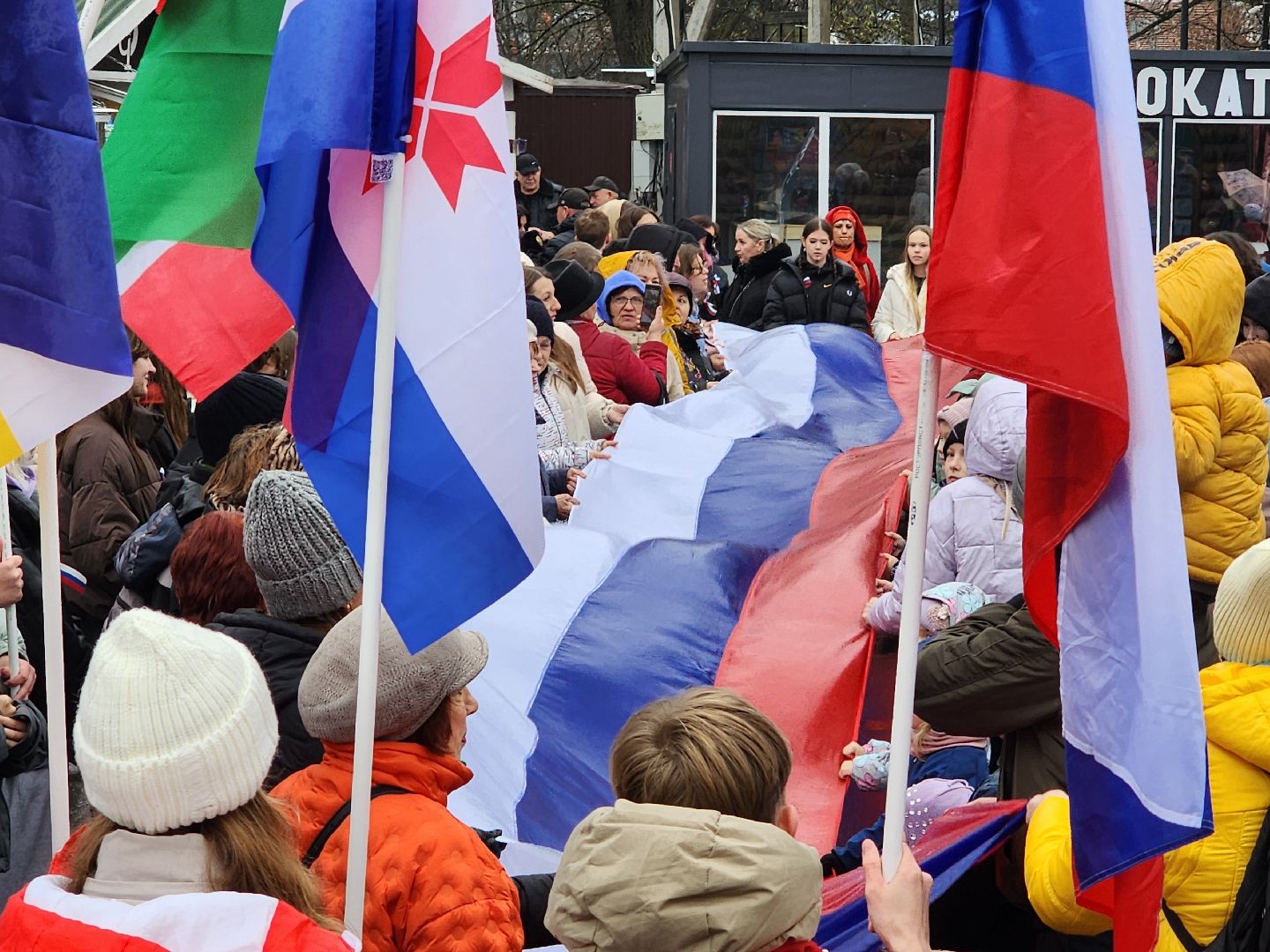 чехов, улица пушкина, городской парк, день народного  единства, праздник, программа россия родина единство, концерт, музыкальная программа,  народные гуляния и забавы, игровая программа, анимация, мастер-классы, конкурсы и викторины,ансамбль авангард, ансамбль подмосковный сувенир, песни и танцы, патриотические акции, флаги народов россии,