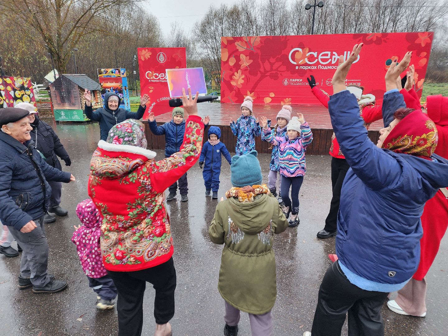 чехов, улица пушкина, городской парк, день народного  единства, праздник, программа россия родина единство, концерт, музыкальная программа,  народные гуляния и забавы, игровая программа, анимация, мастер-классы, конкурсы и викторины,ансамбль авангард, ансамбль подмосковный сувенир, песни и танцы, патриотические акции, флаги народов россии,
