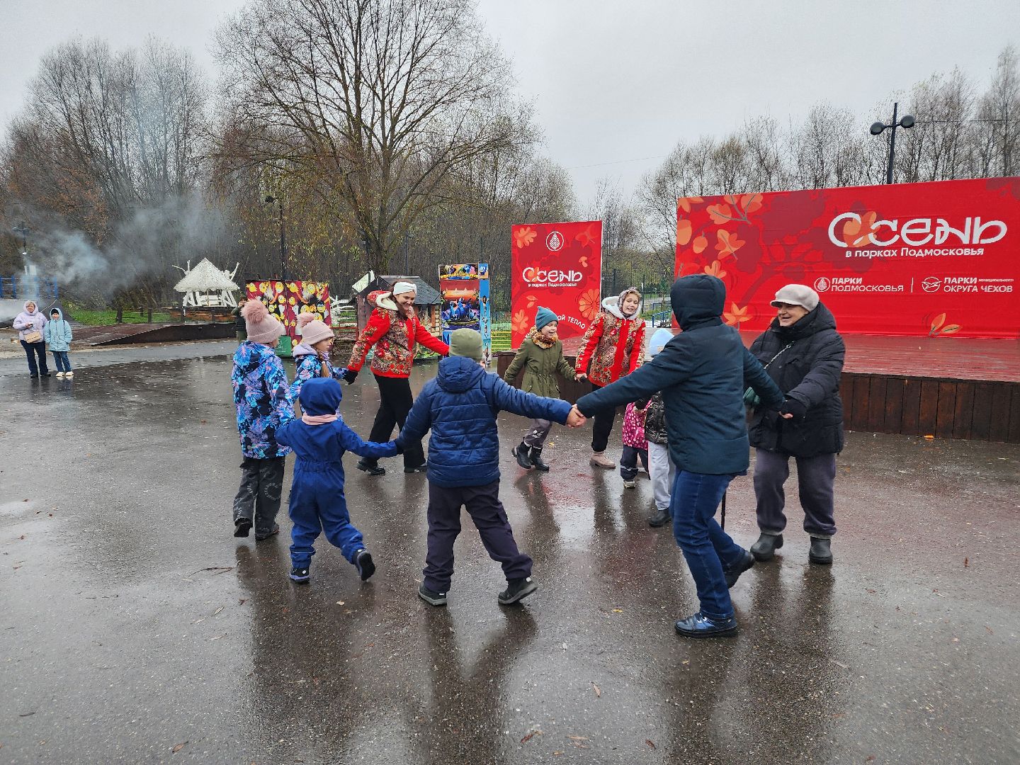 чехов, улица пушкина, городской парк, день народного  единства, праздник, программа россия родина единство, концерт, музыкальная программа,  народные гуляния и забавы, игровая программа, анимация, мастер-классы, конкурсы и викторины,ансамбль авангард, ансамбль подмосковный сувенир, песни и танцы, патриотические акции, флаги народов россии,