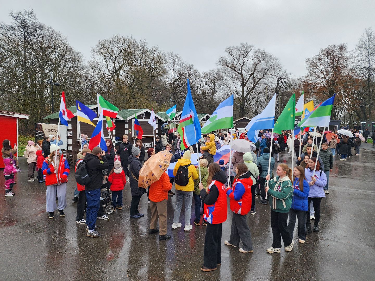 чехов, улица пушкина, городской парк, день народного  единства, праздник, программа россия родина единство, концерт, музыкальная программа,  народные гуляния и забавы, игровая программа, анимация, мастер-классы, конкурсы и викторины,ансамбль авангард, ансамбль подмосковный сувенир, песни и танцы, патриотические акции, флаги народов россии,