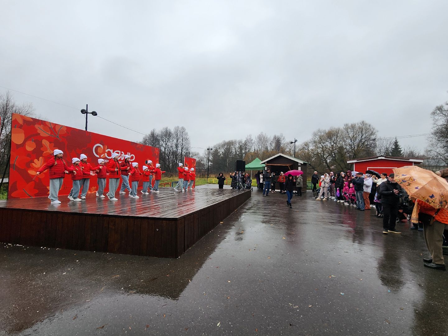 чехов, улица пушкина, городской парк, день народного  единства, праздник, программа россия родина единство, концерт, музыкальная программа,  народные гуляния и забавы, игровая программа, анимация, мастер-классы, конкурсы и викторины,ансамбль авангард, ансамбль подмосковный сувенир, песни и танцы, патриотические акции, флаги народов россии,