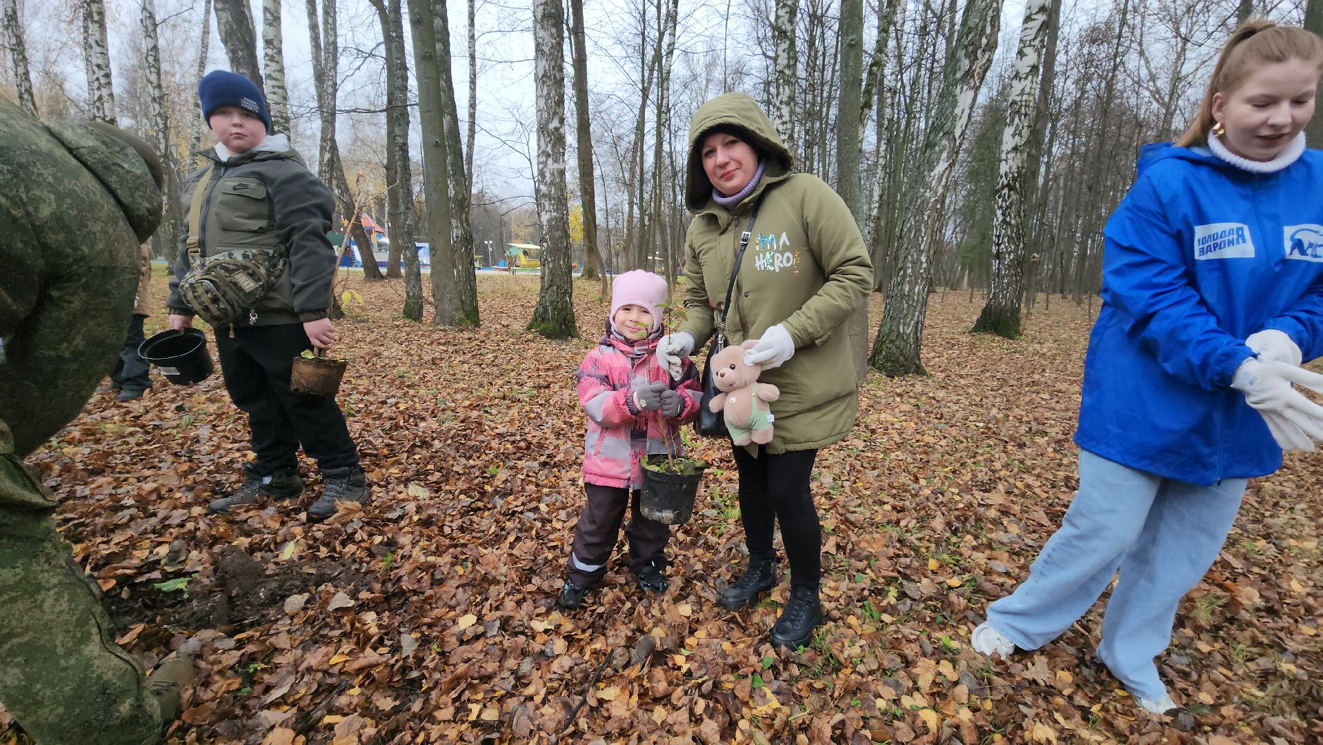 кашира, городской парк, высадка кустов, сирень, акция, волонтеры, молодая гвардия,