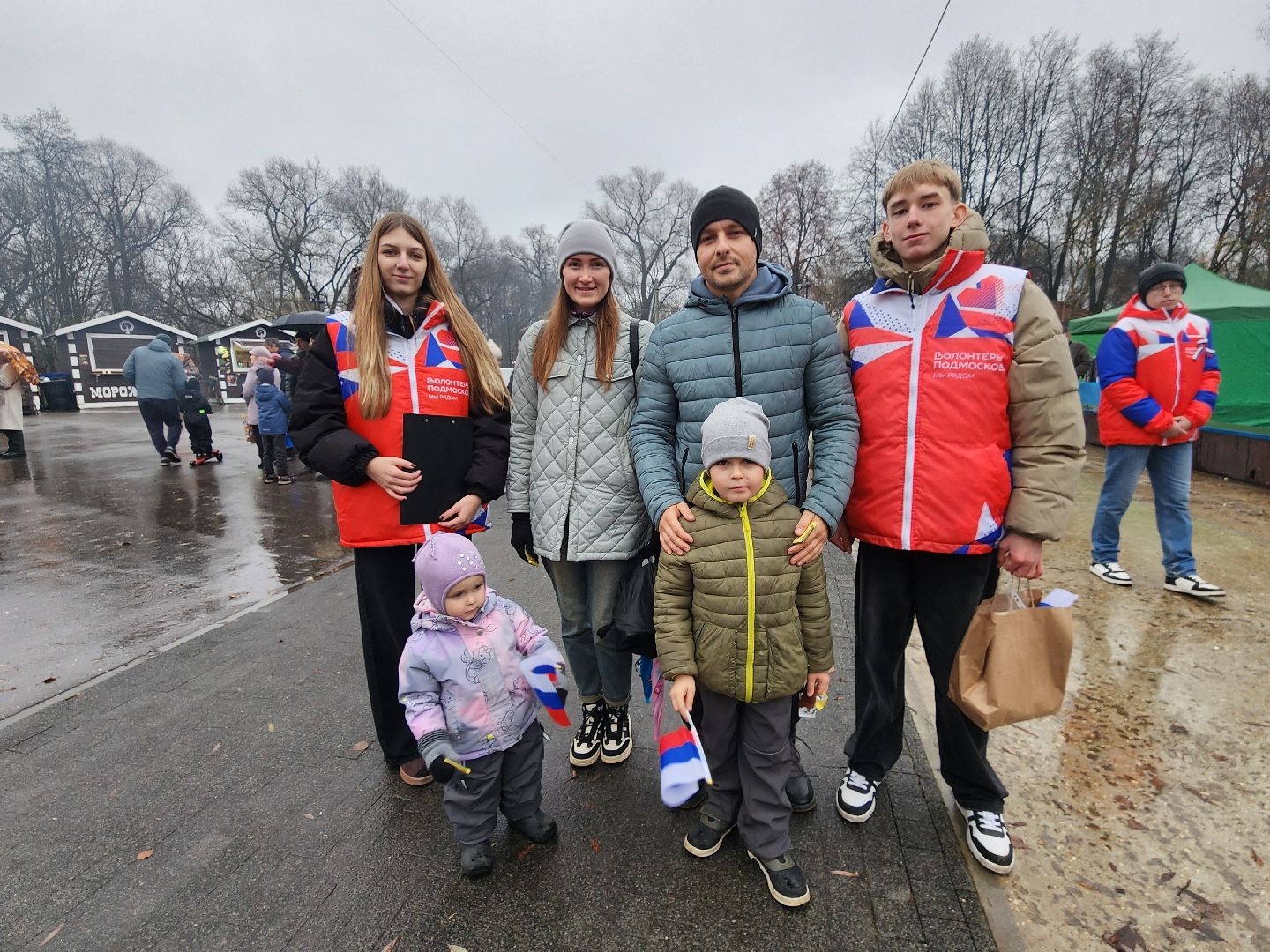 чехов, парк культуры и отдыха, день народного  единства, праздник, торжество, патриотические акции, флаг россии, флаги регионов россии, акция дружба народов, мастер-классы, конкурсы, исторический тест, волонтеры подмосковья, игровая программа, концерт,